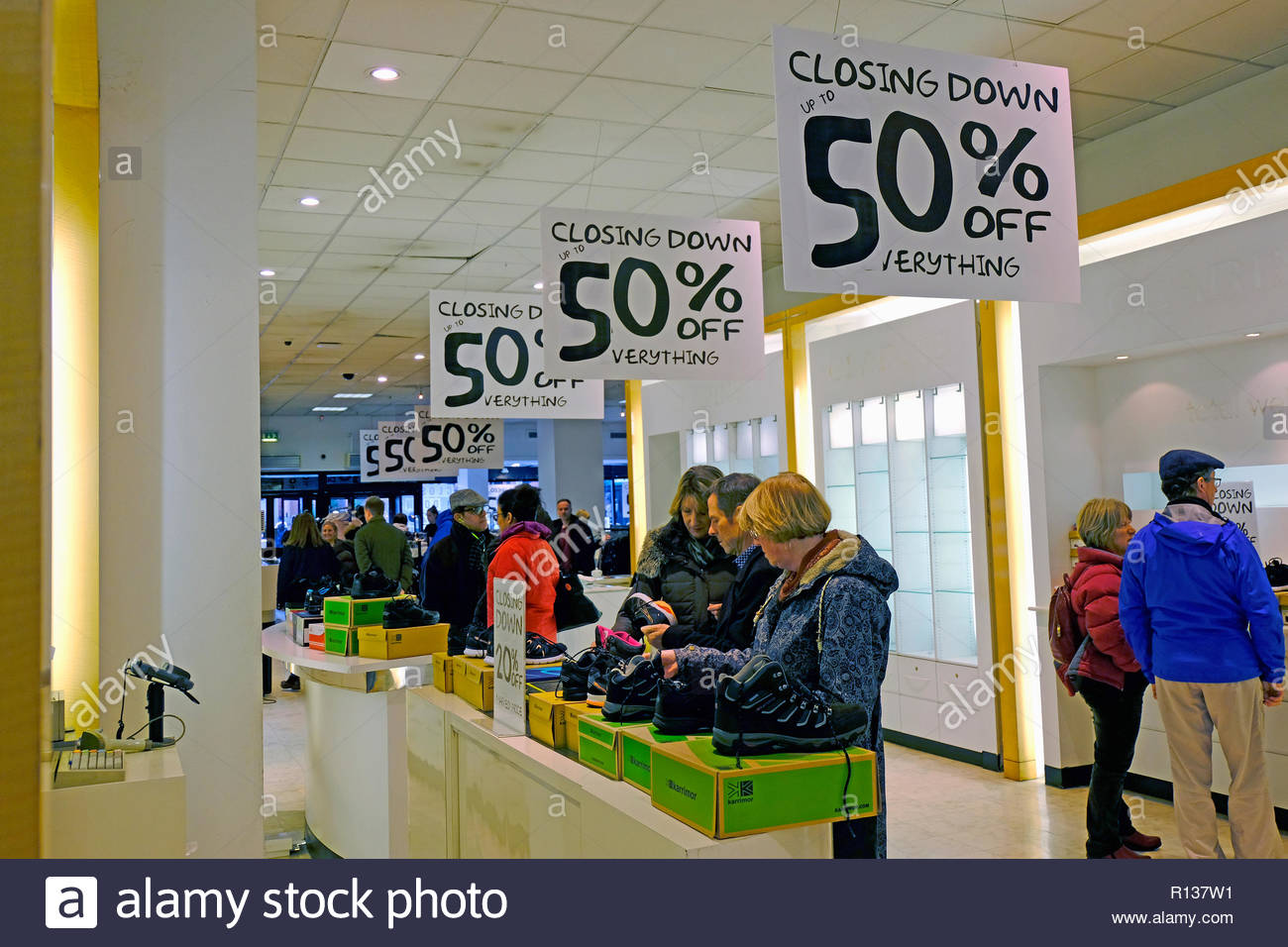 Edinburgh, Vereinigtes Königreich. 9. November 2018. House of Fraser Kaufhaus Schließung Verkauf 50 % Rabatt auf alles. Einsendeschluss für Shop 10. November 2018. Quelle: Craig Brown/Alamy Leben Nachrichten. Stockfoto
