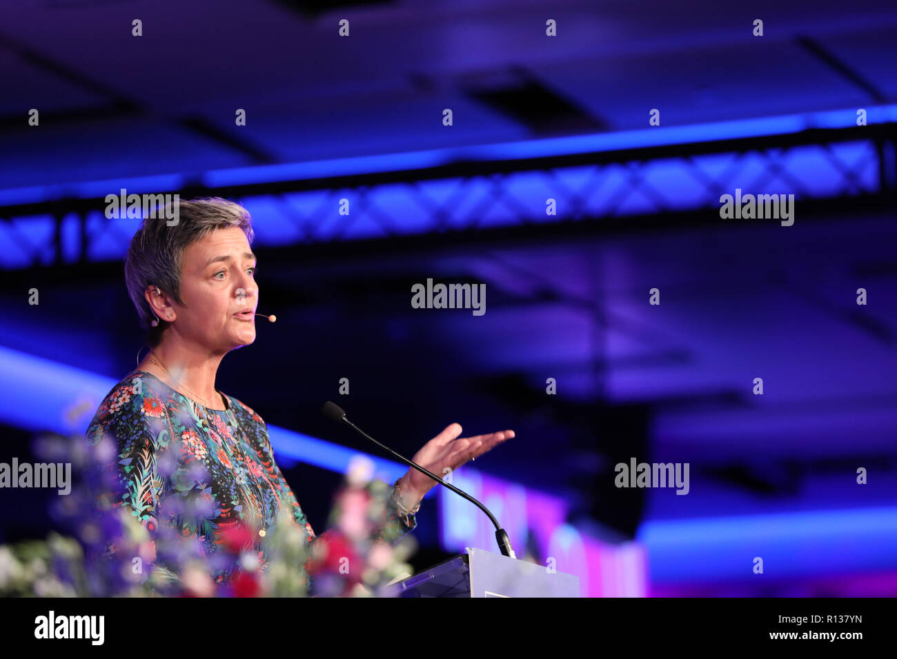 Madrid, Spanien. 9. November 2018. MARGRETHE VESTAGER, der Europäische Kommissar für Wettbewerb, der durch den Kongress. Die Allianz der Liberalen und Demokraten für Europa (ALDE) ist eine europäische politische Partei hauptsächlich in der Europäischen Union, der sich aus 60 nationalen liberalen Parteien aus ganz Europa. Die 39 ALDE-Parteitag im Marriott Auditorium Hotel Credit: Jesús Hellin/Alamy leben Nachrichten Stockfoto