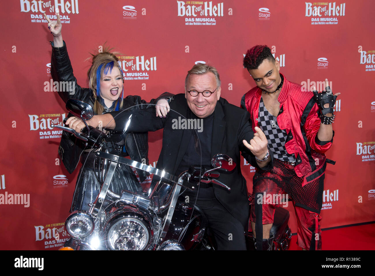 Bernd Stelter, Schauspieler, Sänger, Mitte, Ida Linnea SVANBERG, musikalische Schauspielerin Tarquinn weiß, musikalische Schauspieler, roter Teppich, Red Carpet Show, Deutschland Premiere des Musicals "Bat Out Of Hell" im Metronom Theater in Oberhausen, 08.11. 2018 | Verwendung weltweit Stockfoto