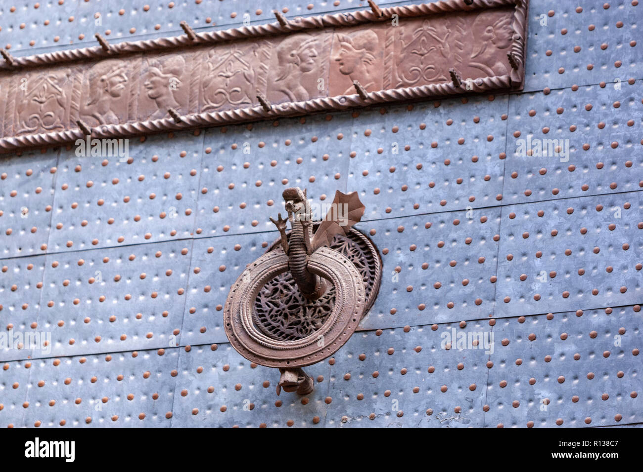 Bronze KLOPFER Details mit einem Drachen aus der Hintertür des La Lonja, die llotja de la Seda oder die La Lonja Seide Austausch Valencia, Spanien Stockfoto