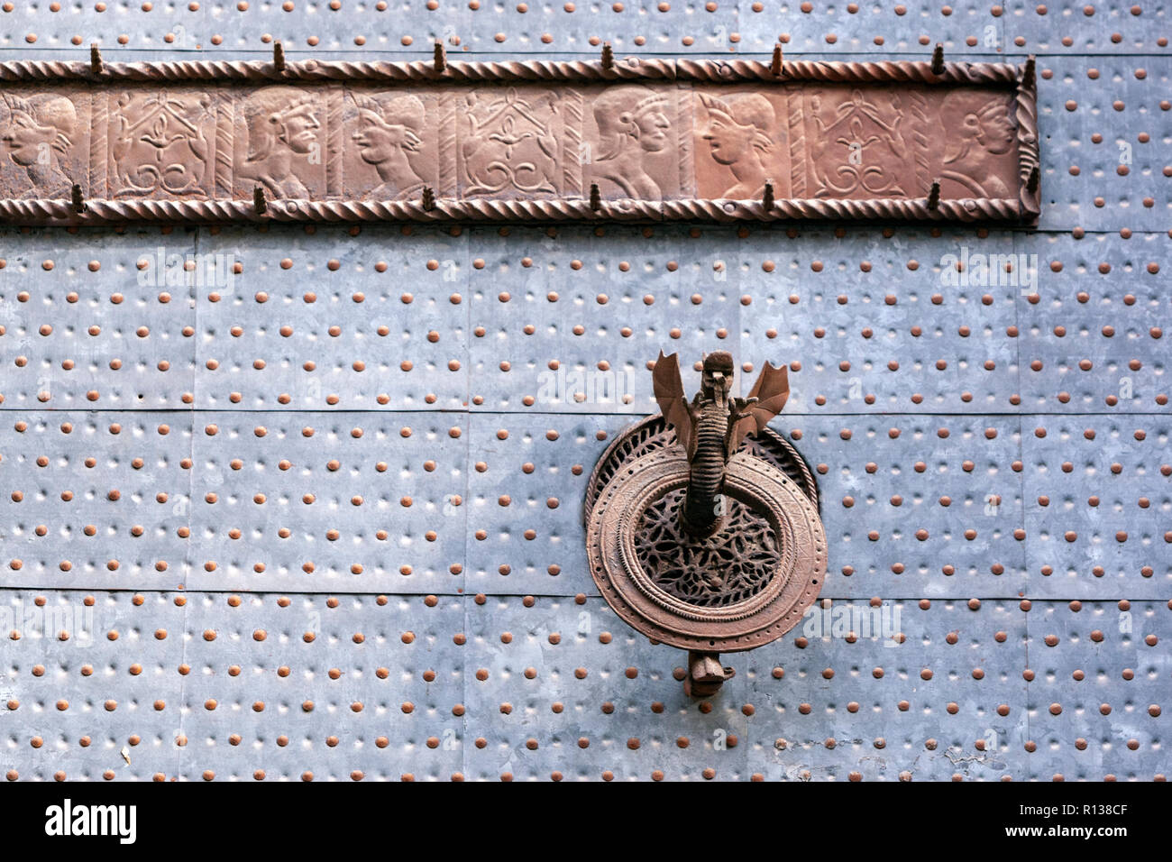 Bronze KLOPFER Details mit einem Drachen aus der Hintertür des La Lonja, die llotja de la Seda oder die La Lonja Seide Austausch Valencia, Spanien Stockfoto