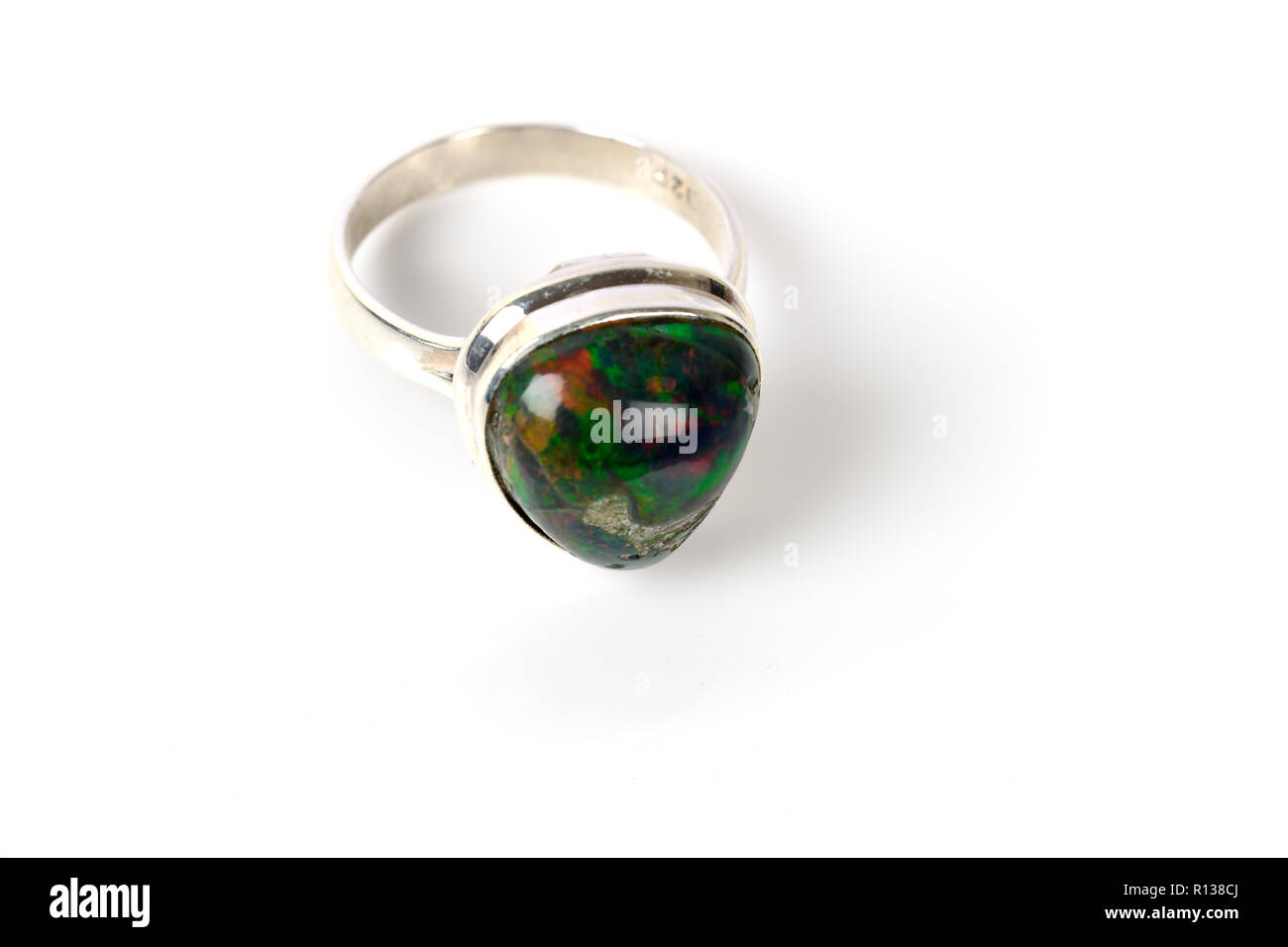 Silber Ring mit Opal Stein der grüne Farbe. Stockfoto