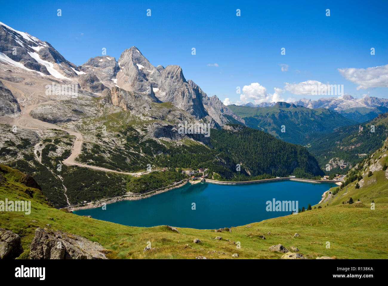 Marmolada fedaia lake Fotos und Bildmaterial in hoher Auflösung Alamy