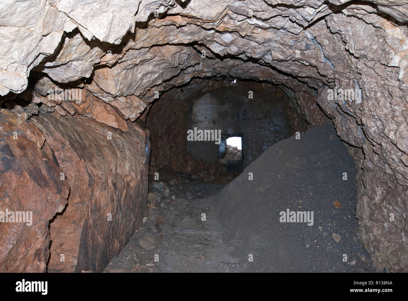 Höhle des Ersten Weltkrieges in das Tunnelsystem von Punta Serauta, Marmolada Massiv, Venetien, Italien Stockfoto