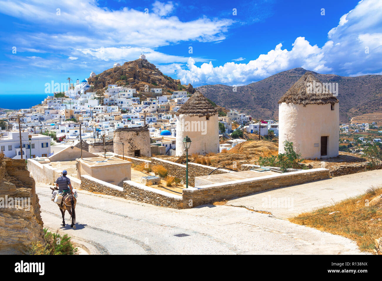 Traditionelle Häuser, Windmühlen und Kirchen auf der Insel Ios, Kykladen, Griechenland. Stockfoto