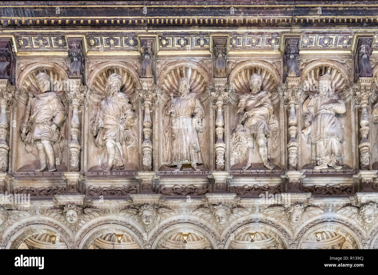 Schnitzereien im Chor (Coro) der Kathedrale von Toledo (Primas Kathedrale der Heiligen Maria von Toledo), Toledo, Kastilien-La Mancha, Spanien Stockfoto