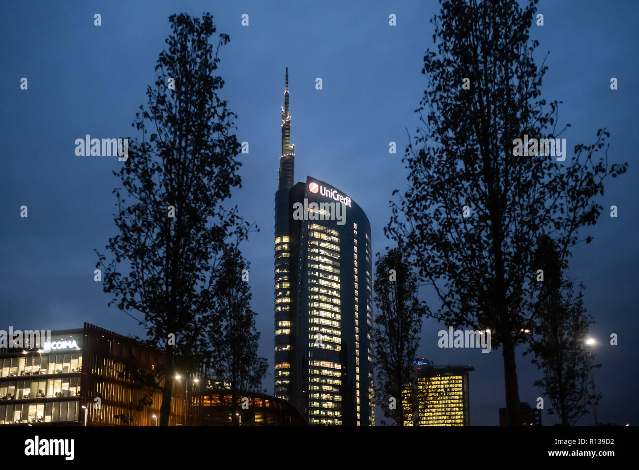 Unicredit Turm zentrale Bürogebäude in der Nacht mit beleuchteten Fenstern in Porta Nuova, Mailand, Italien am 8. November 2018. Stockfoto