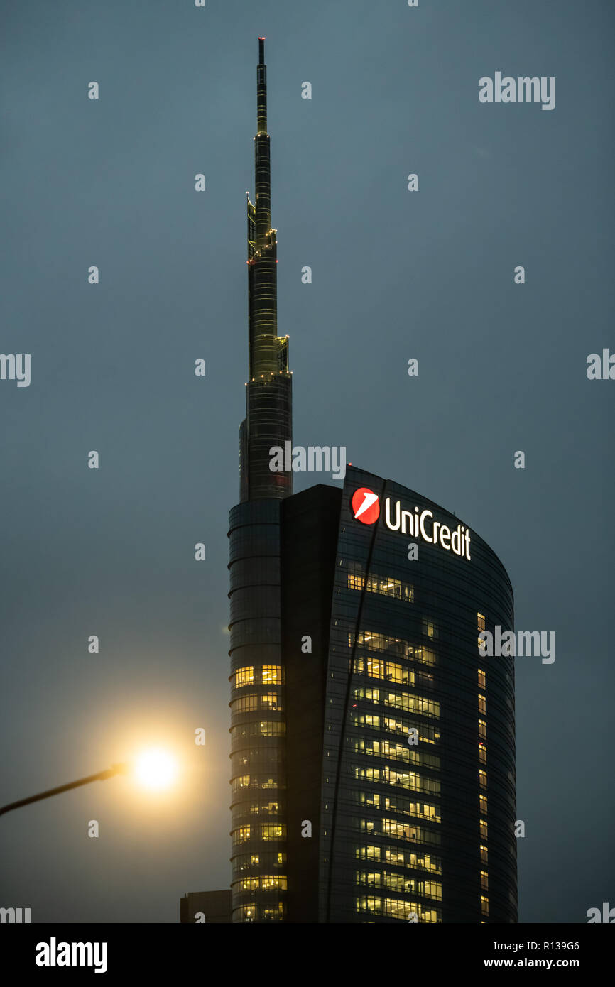 Unicredit Turm zentrale Bürogebäude in der Nacht mit beleuchteten Fenstern in Porta Nuova, Mailand, Italien am 8. November 2018. Stockfoto