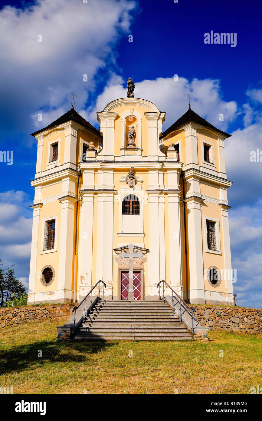 Kirche auf der Spitze des Makova hora in der Nähe von Smolotely Dorf im Bezirk Semily, Tschechien. Poppy Berg (Makova Hora) Wallfahrtsort in der h Stockfoto
