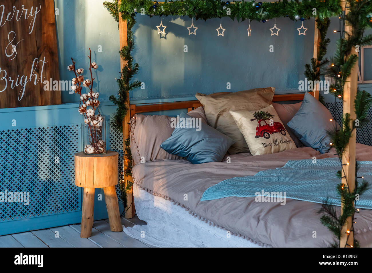Loft mit Weihnachten Dekoration und das Bett. Stockfoto