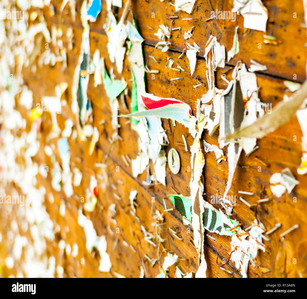 Engen Fokus auf viele Heftklammern und Papierreste auf einer hölzernen Message Board Stockfoto