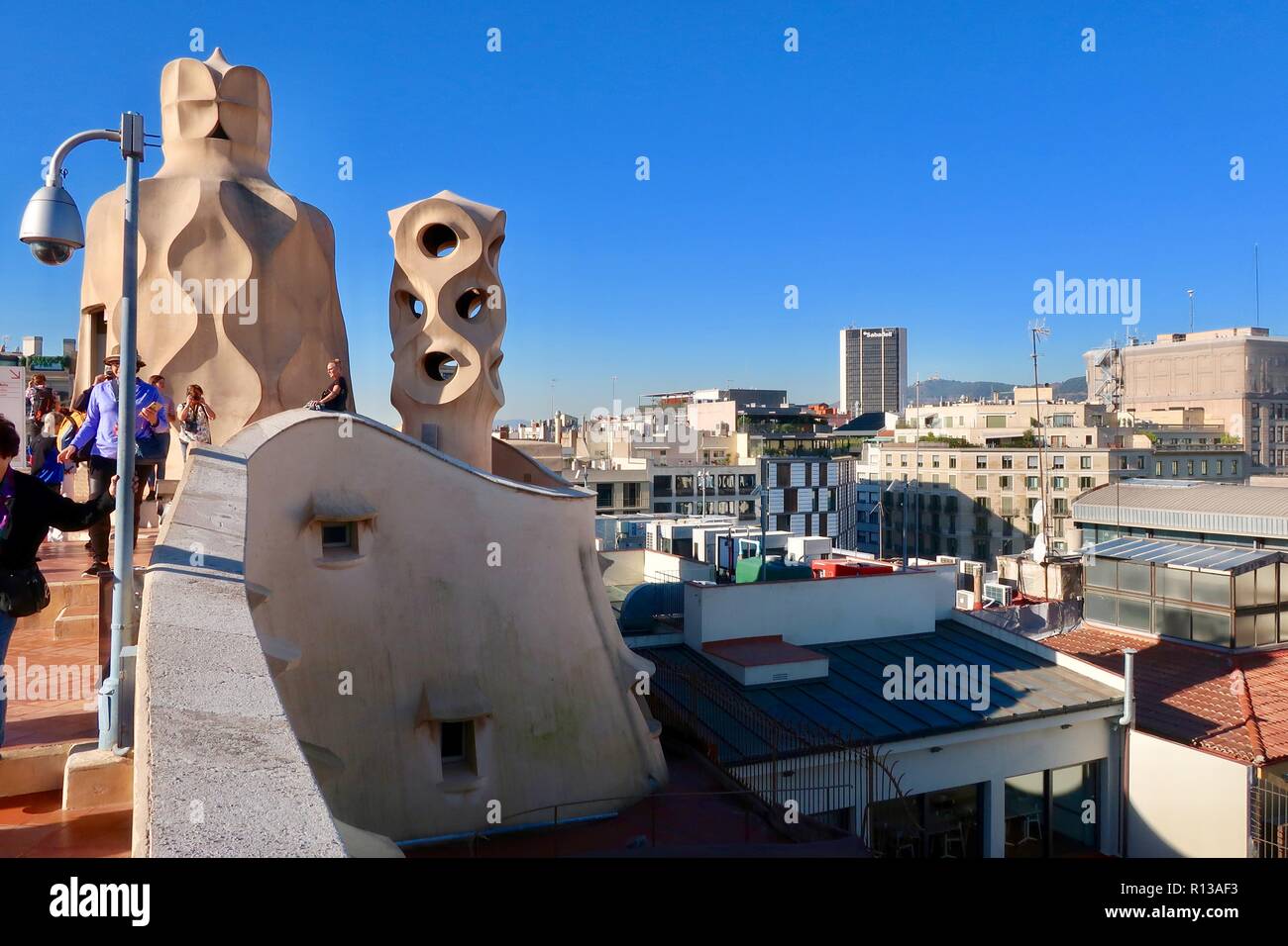 Barcelona, Spanien, Oktober 2018. Die hellen, sonnigen Morgen für die Leute, die das Dach von Antoni Gaudís Casa Mila auch als La Pedrera bekannt. Stockfoto