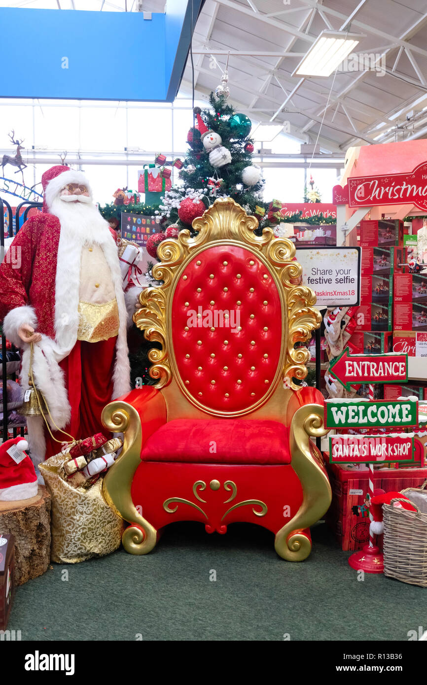 Große rote Stuhl neben Modell der Santa und unsere Kunden einlädt ein selfie zu nehmen Stockfoto