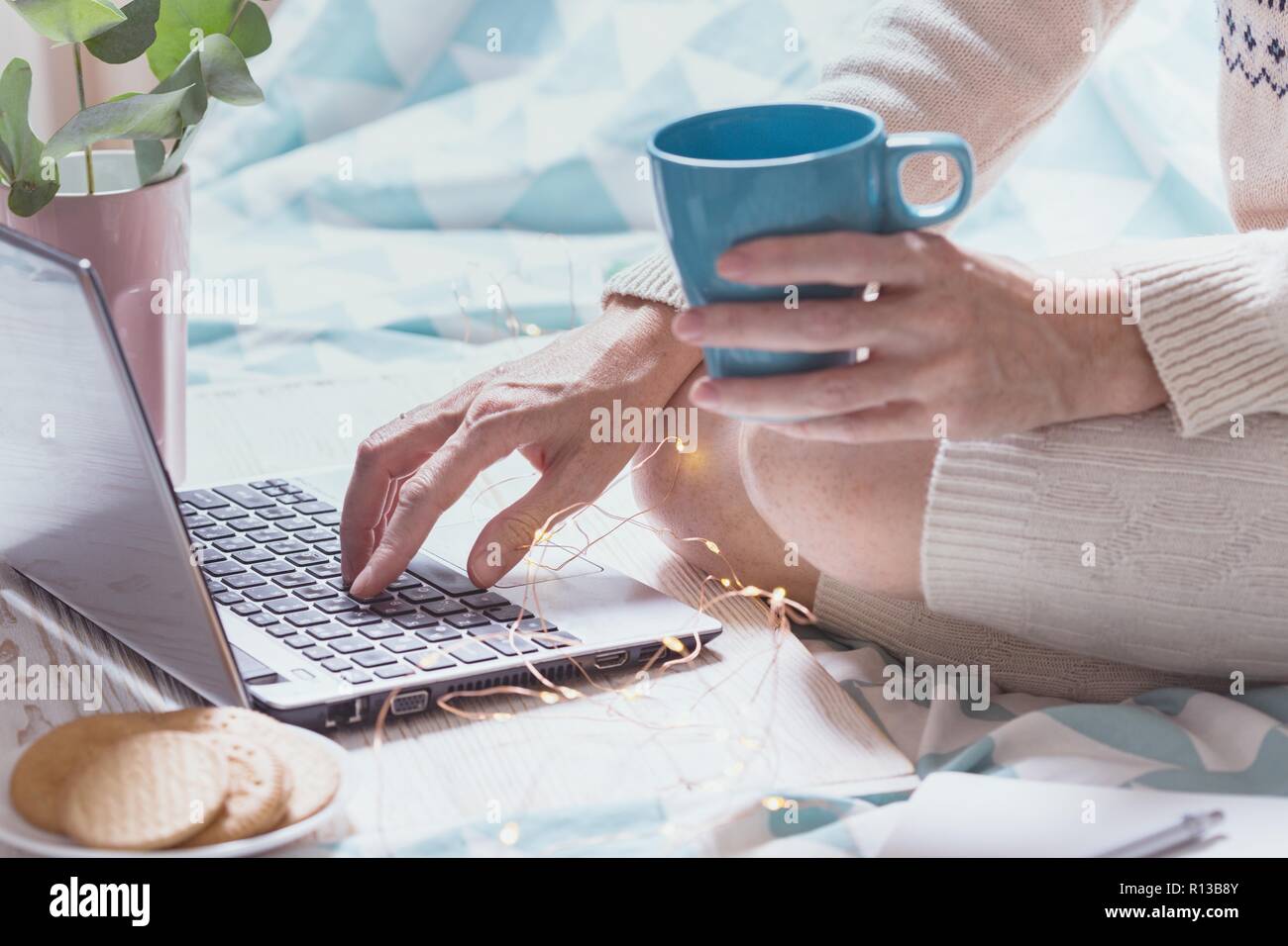 Schönen gemütlichen Morgen - Mädchen sitzen mit einem Laptop Stockfoto