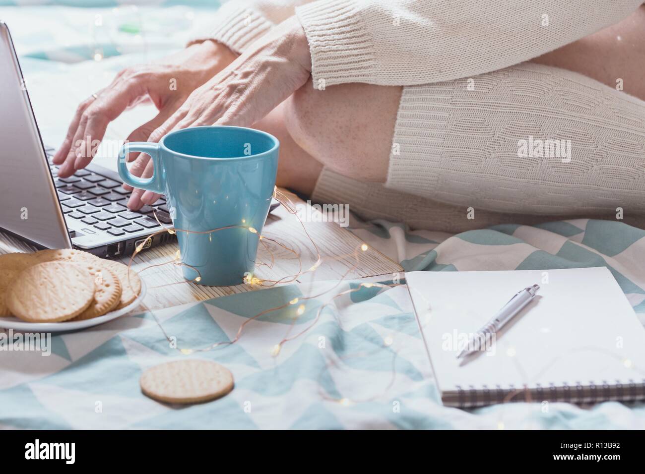 Schönen gemütlichen Morgen - Mädchen sitzen mit einem Laptop Stockfoto