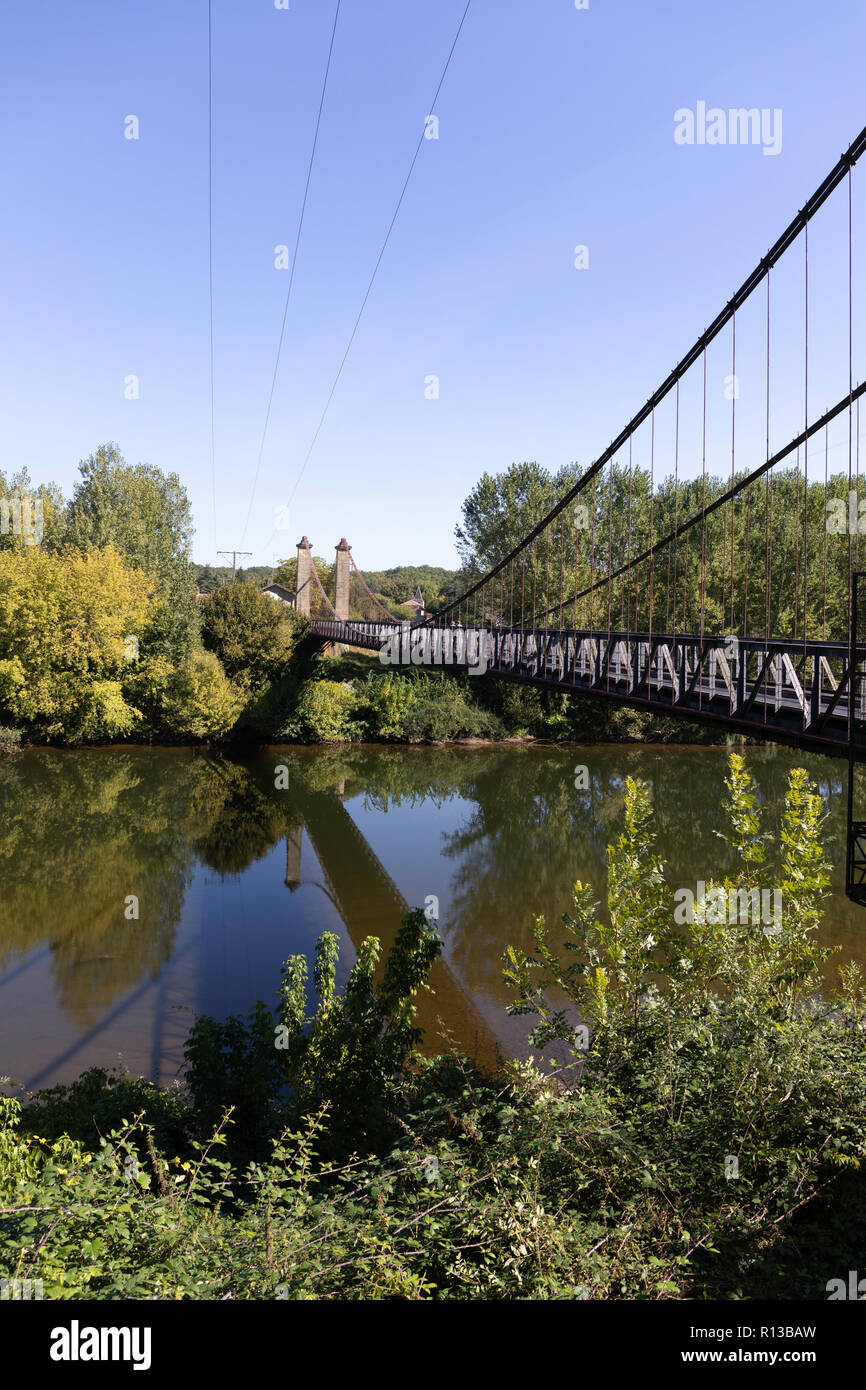 Alte Hängebrücke über den Fluss Lot, Frankreich Stockfoto
