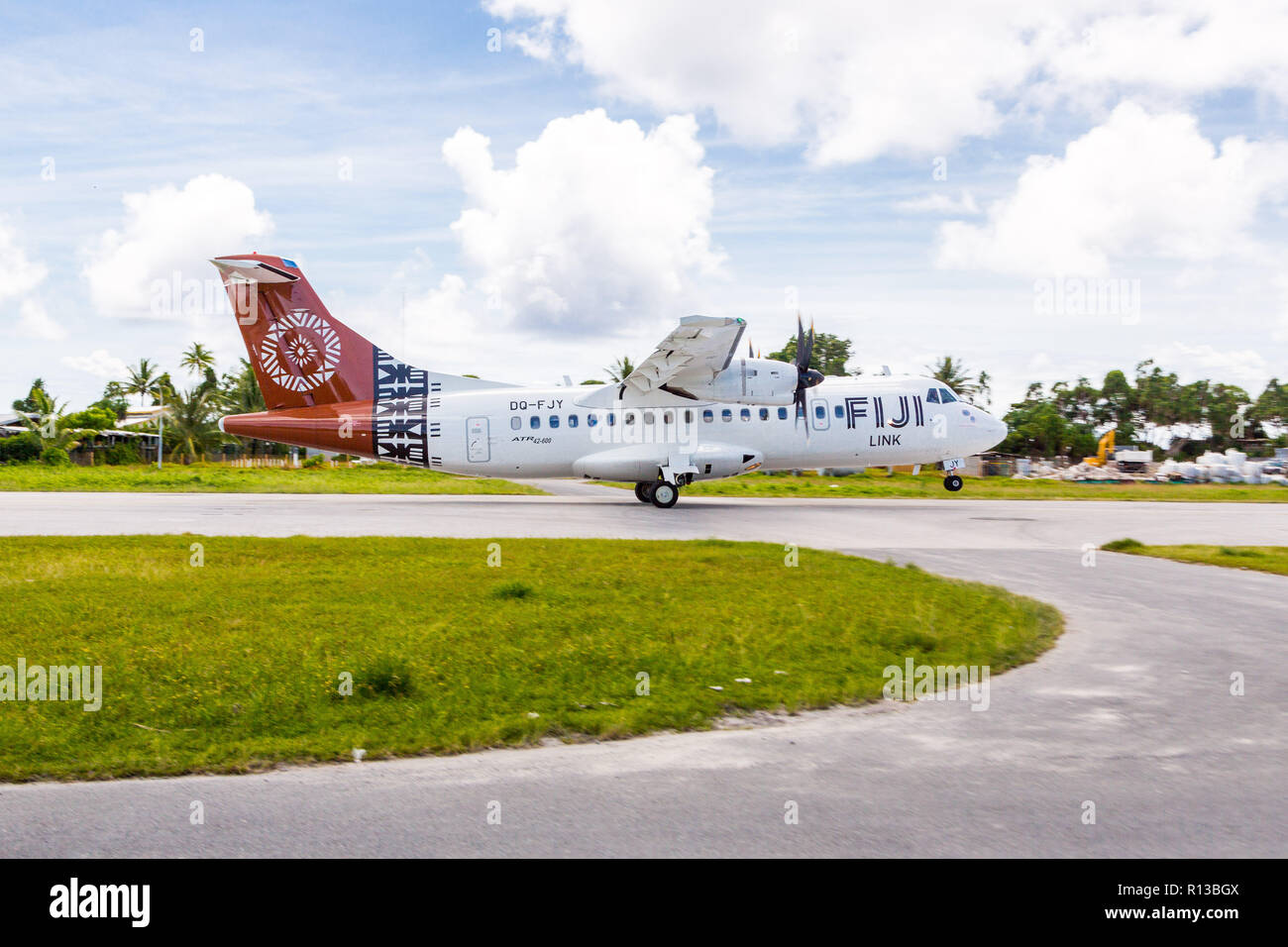 Fidschi Link ATR 42-600 Flugzeug Abflug von Tuvalu International Airport. Funafuti Atoll, Tuvalu, Polynesien, South Pacific Ocean, Ozeanien. Stockfoto