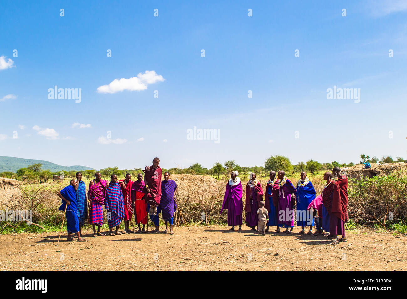 Arusha, Tansania - Januar 24, 2018 - traditionelle Masai Tanz für Touristen in der Nähe von Arusha, Tansania durchgeführt. Stockfoto