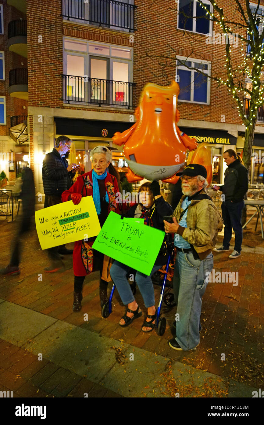 PRINCETON, NJ-8 OKT 2018 - Ansicht einer Niemand über dem Gesetz steht Rallye durch Verschieben auf und Unteilbaren gegen Präsident Donald Trump zum Protest organisiert Stockfoto