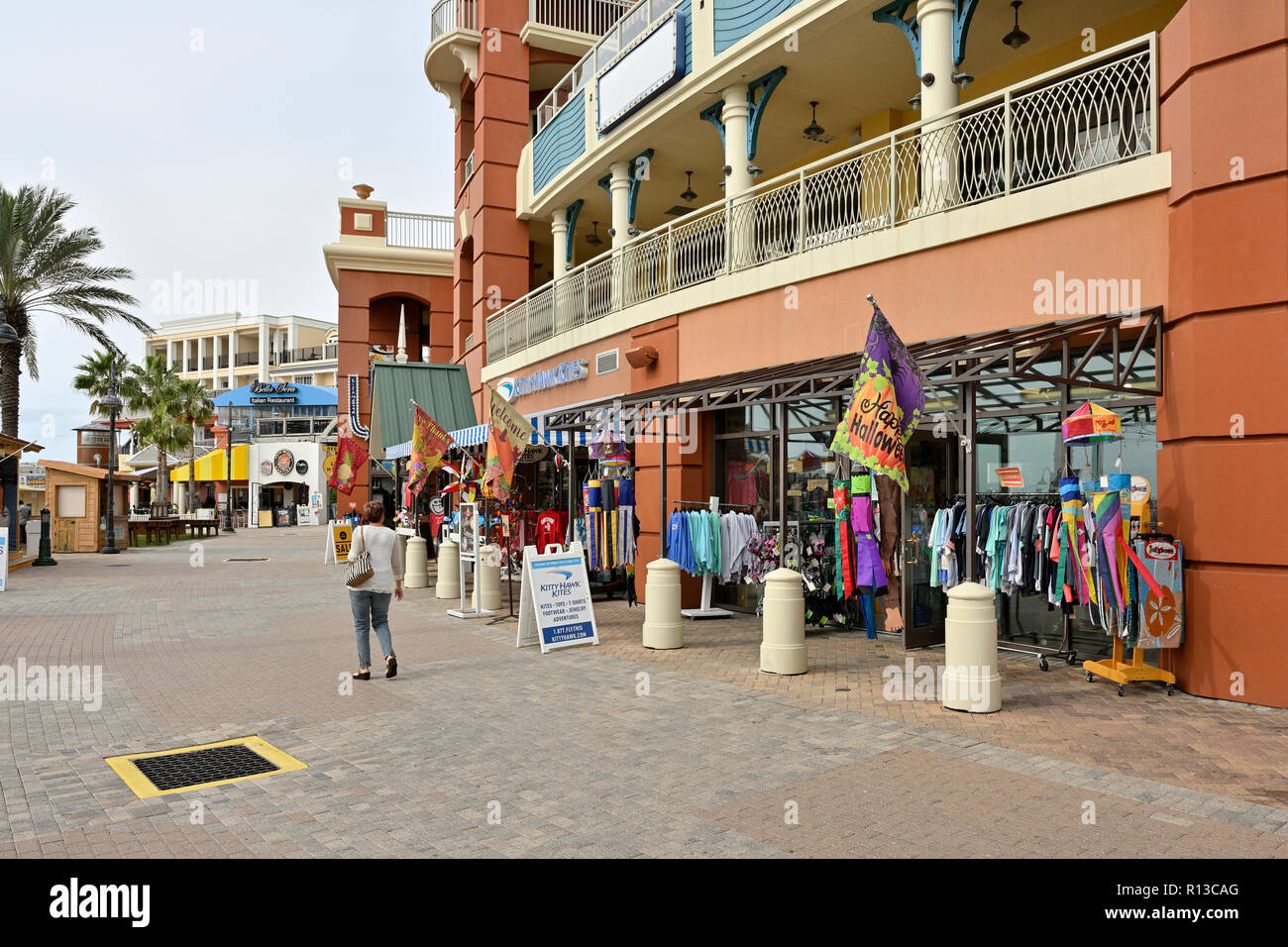 Reifen oder Senior shopper vorbei gehen. speichert im Ferienort HarborWalk Village in Destin, Florida, USA. Stockfoto