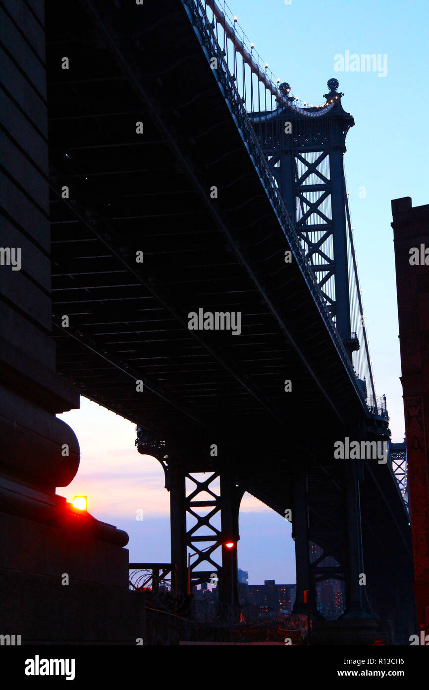 Ansicht der Unterseite der Manhattan Bridge aus Down Under die Manhattan Bridge Überführung (Dumbo), New York, NY Stockfoto