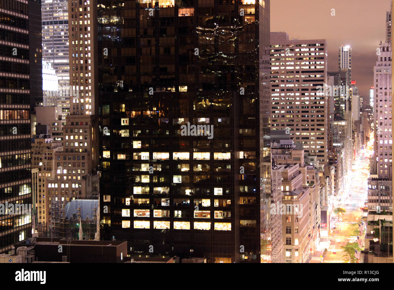 Seventh Avenue in der Nacht, als von oben Hotel Pennsylvania (Salon de Ning), New York, NY gesehen Stockfoto