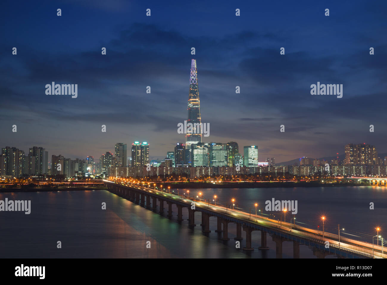 Südkorea Skyline von Seoul, den besten Blick auf Südkorea mit Lotte World Mall in Jamsil. Stockfoto