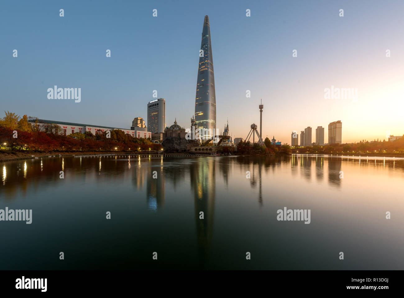 Herbst Landschaft an Lotte World am Morgen in Seoul, Südkorea. Stockfoto