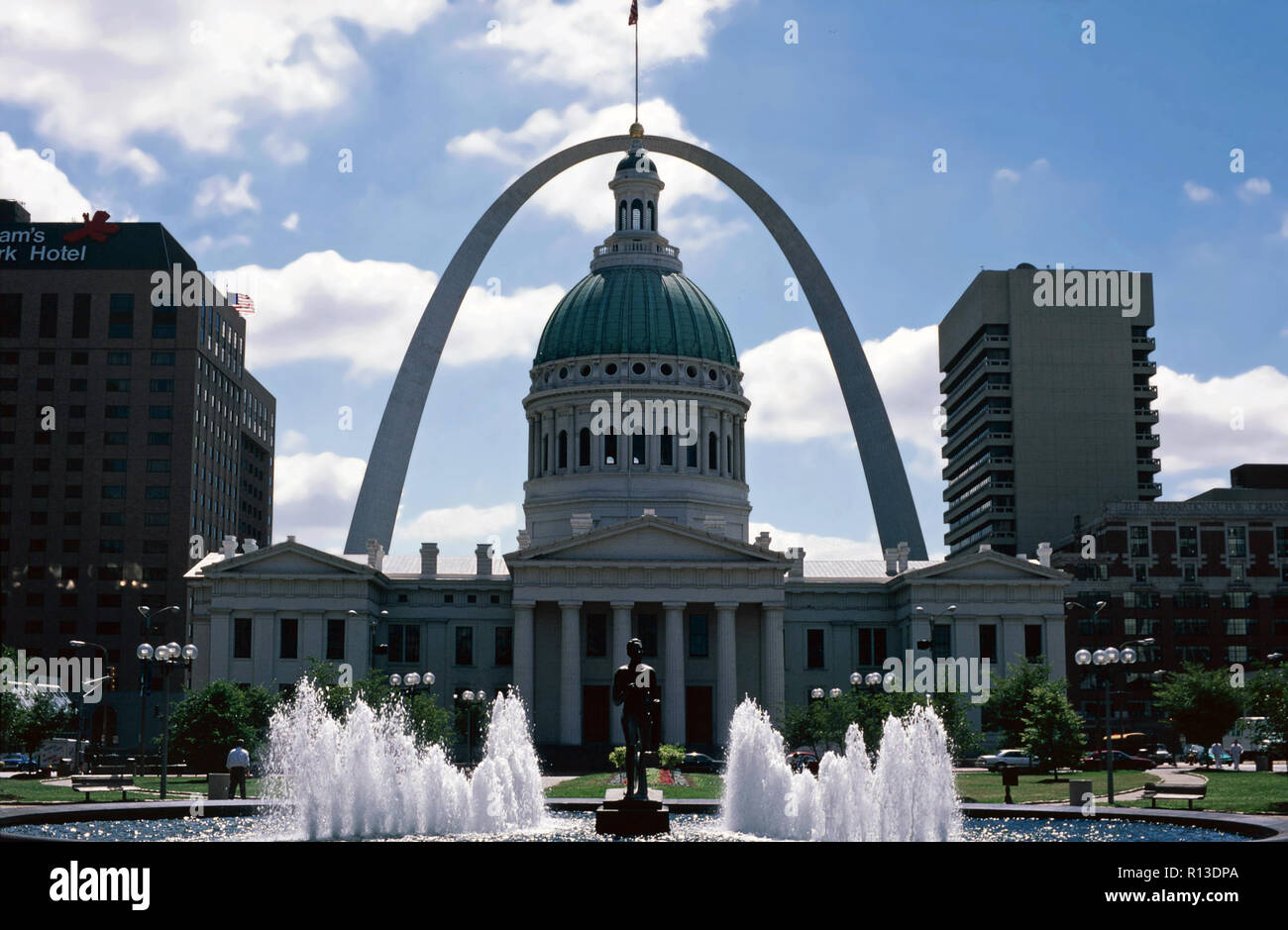 Alte Gerichtsgebäude von Gateway Arch, St. Louis, Missouri gerahmt Stockfoto