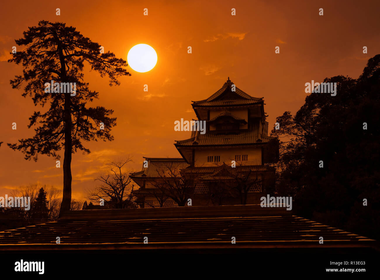 Kanazawa Castle und die Sonne Hintergrund Stockfoto