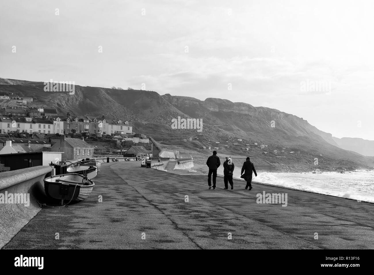 Chesil Beach direkt am Meer Stockfoto