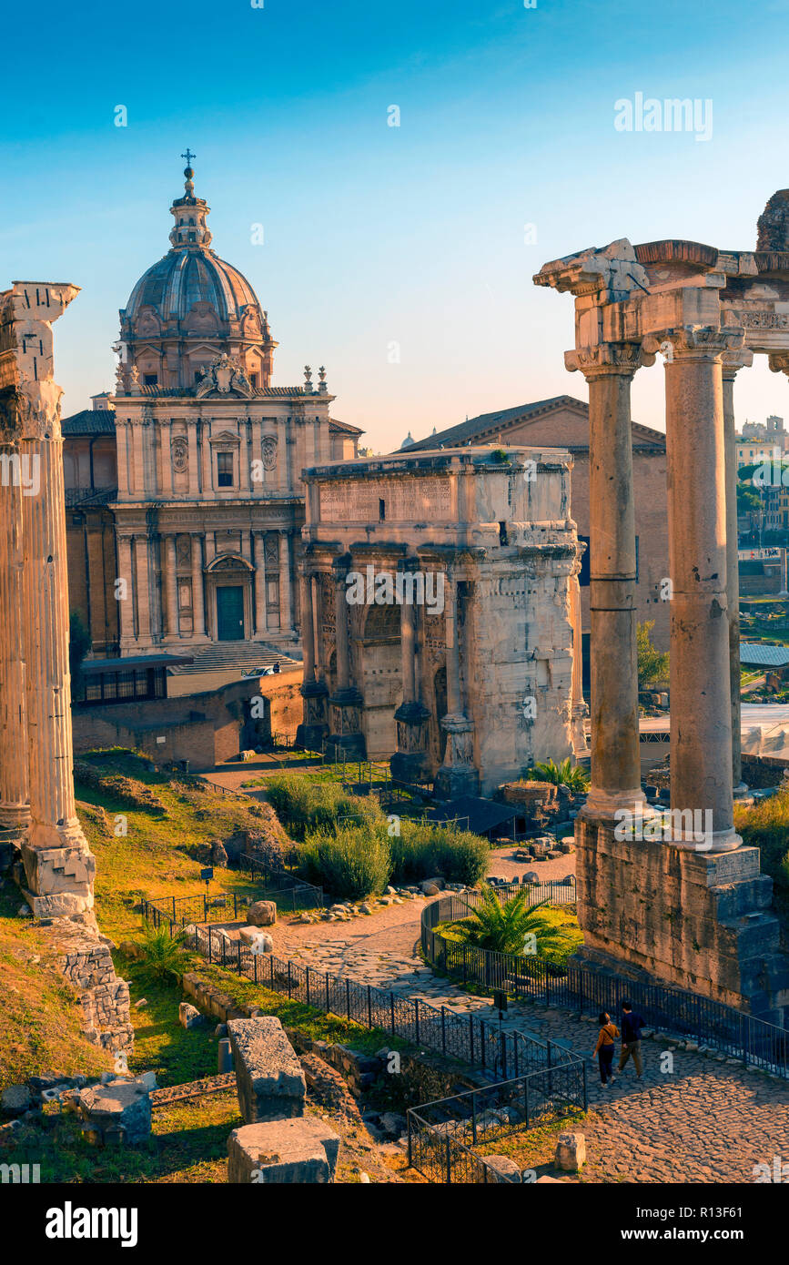 Rom, Italien, 25. Oktober 2018: Forum Romanum. Große ausgegrabene Fläche von römischen Tempeln, Plätzen und öffentlichen Gebäuden, einige dating 2.000 Jahre. Stockfoto