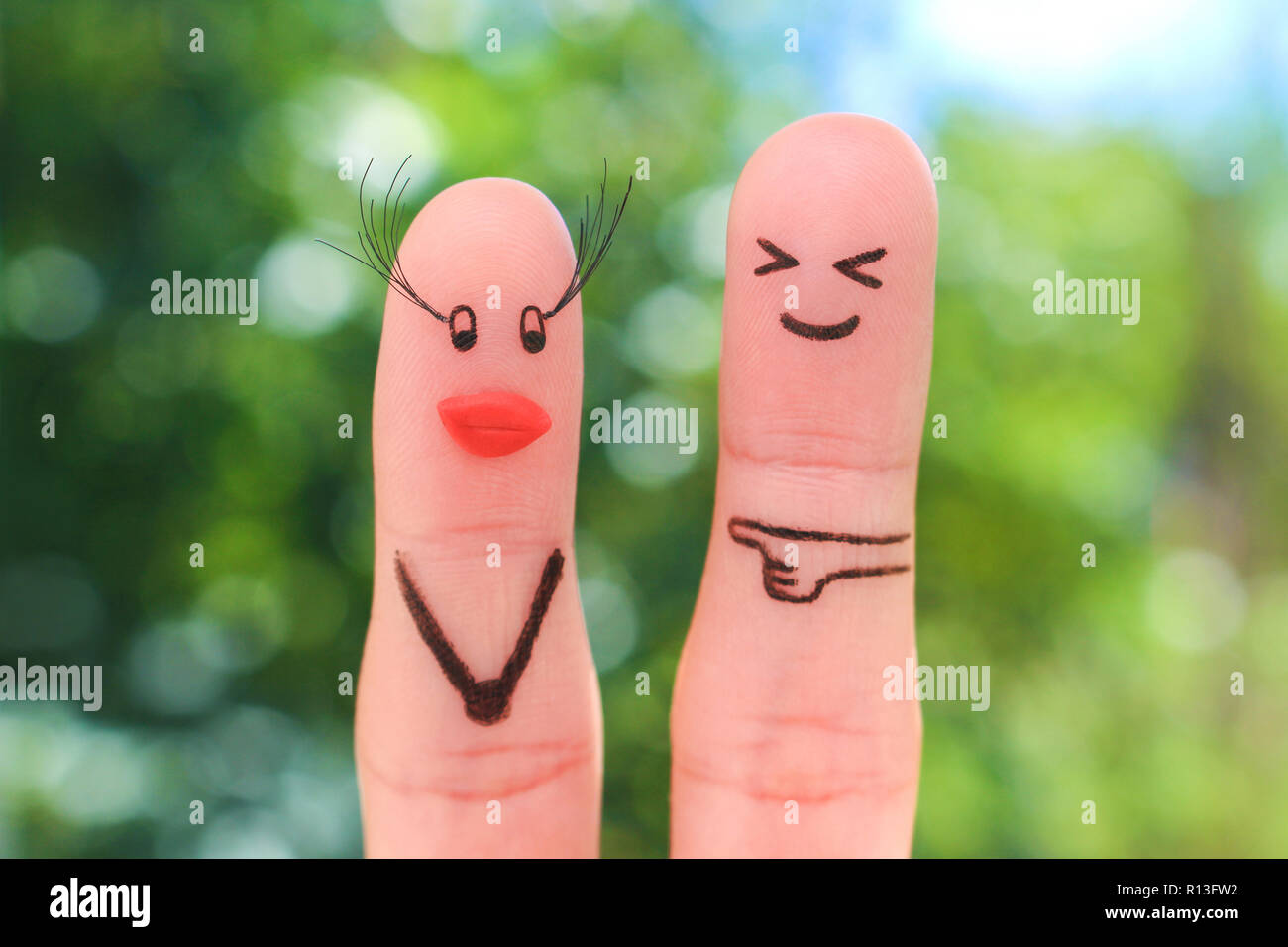 Finger Kunst des Paares. Der Mensch lebt nicht, wie Frau zugenommen hat, Wimpern, Silikon Lippen. Stockfoto
