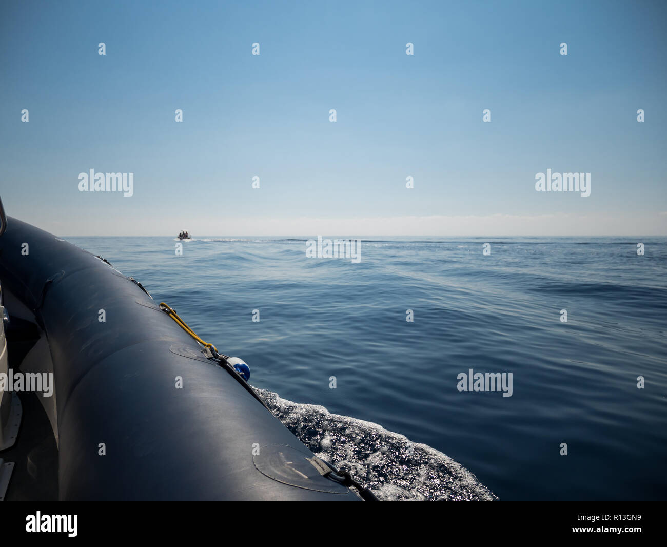 Fahren auf blaues Meer mit schnelle Gummi Schnellboot Stockfoto