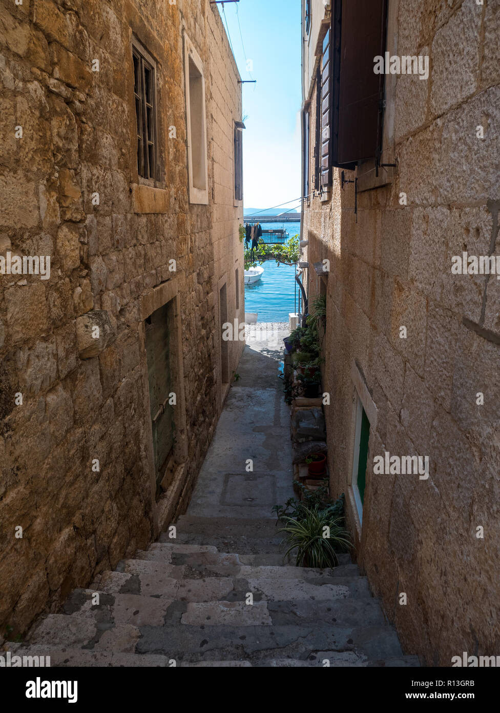 Kanal zum Meer zwischen Häuser aus Stein auf der Insel Vis in Kroatien Stockfoto