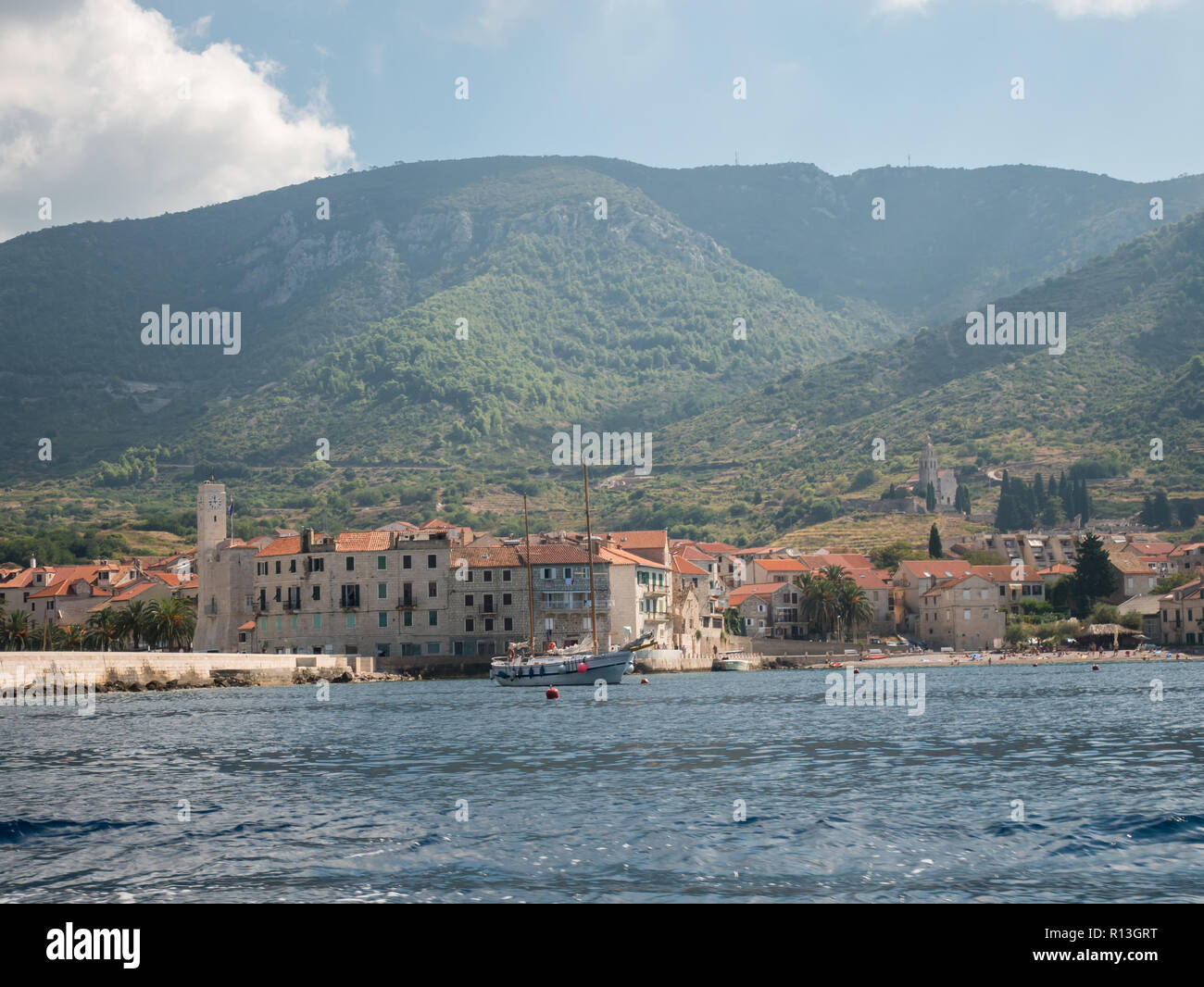 Malerische Stadt auf der Insel Vis Komiza Waterfront Stockfoto