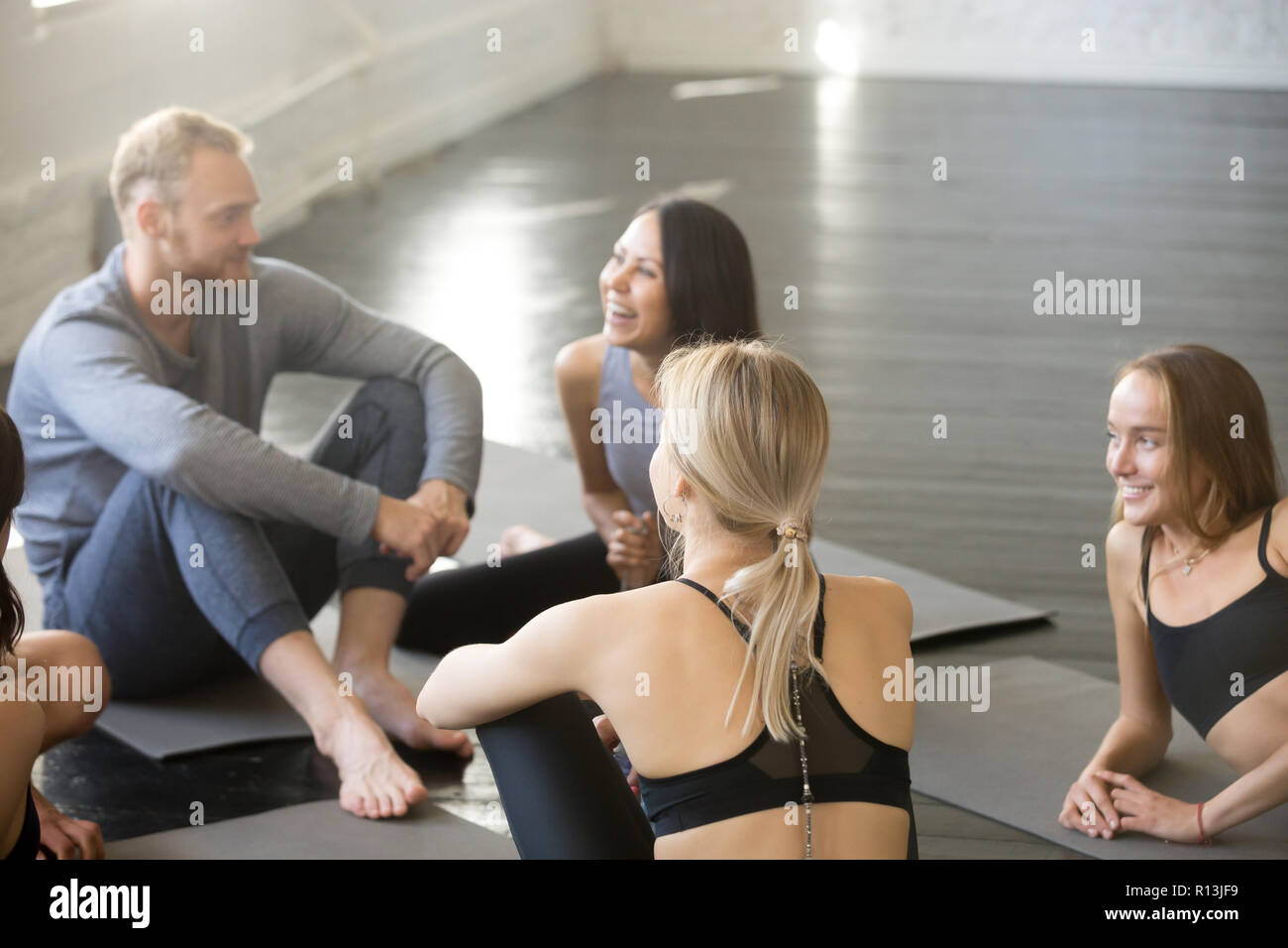 Athleten die Leute Spaß haben und Lachen während einer Pause Stockfoto