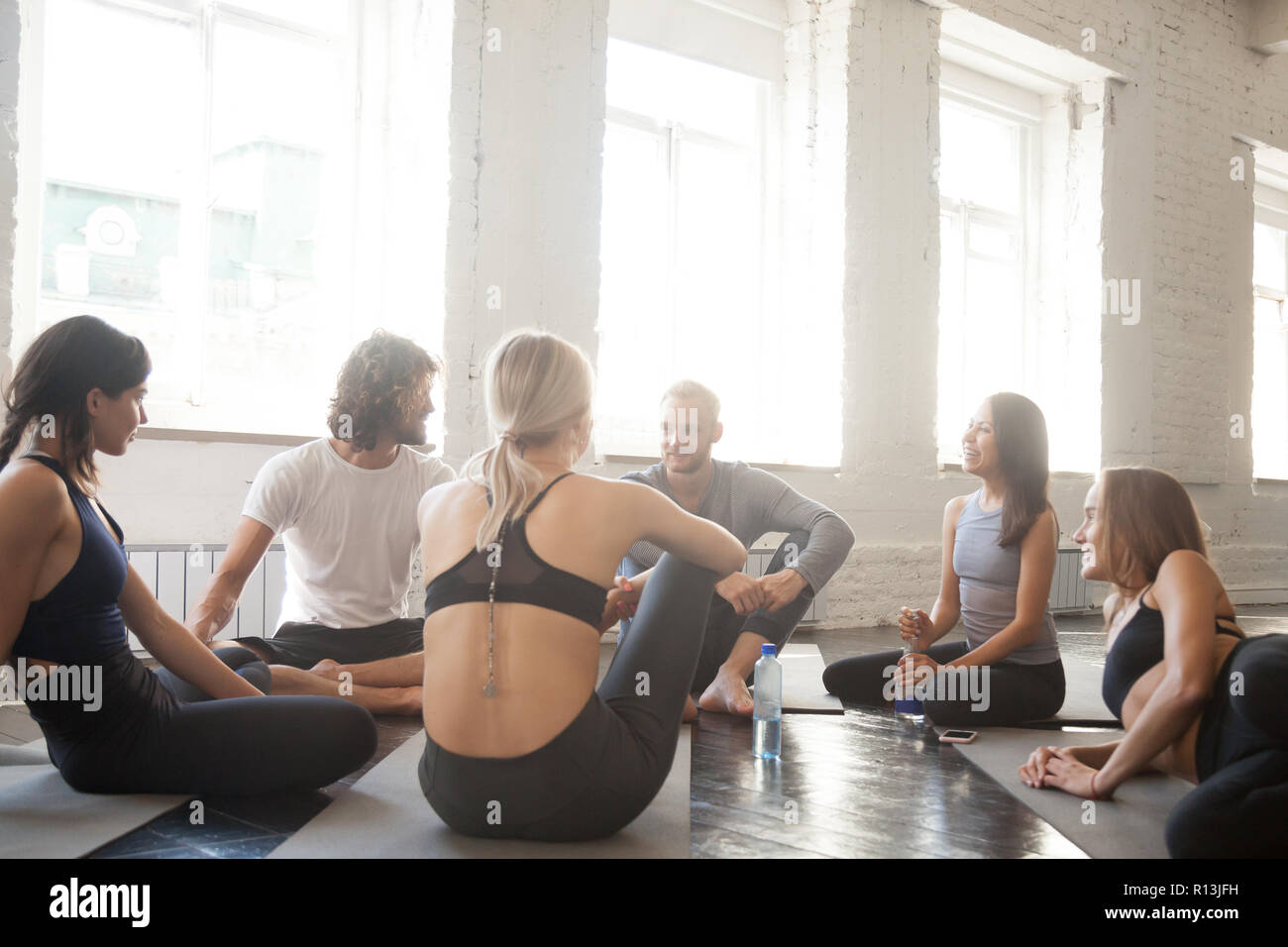 Athlet Gemeinschaft sprechen in einem Kreis, während einer Pause Stockfoto