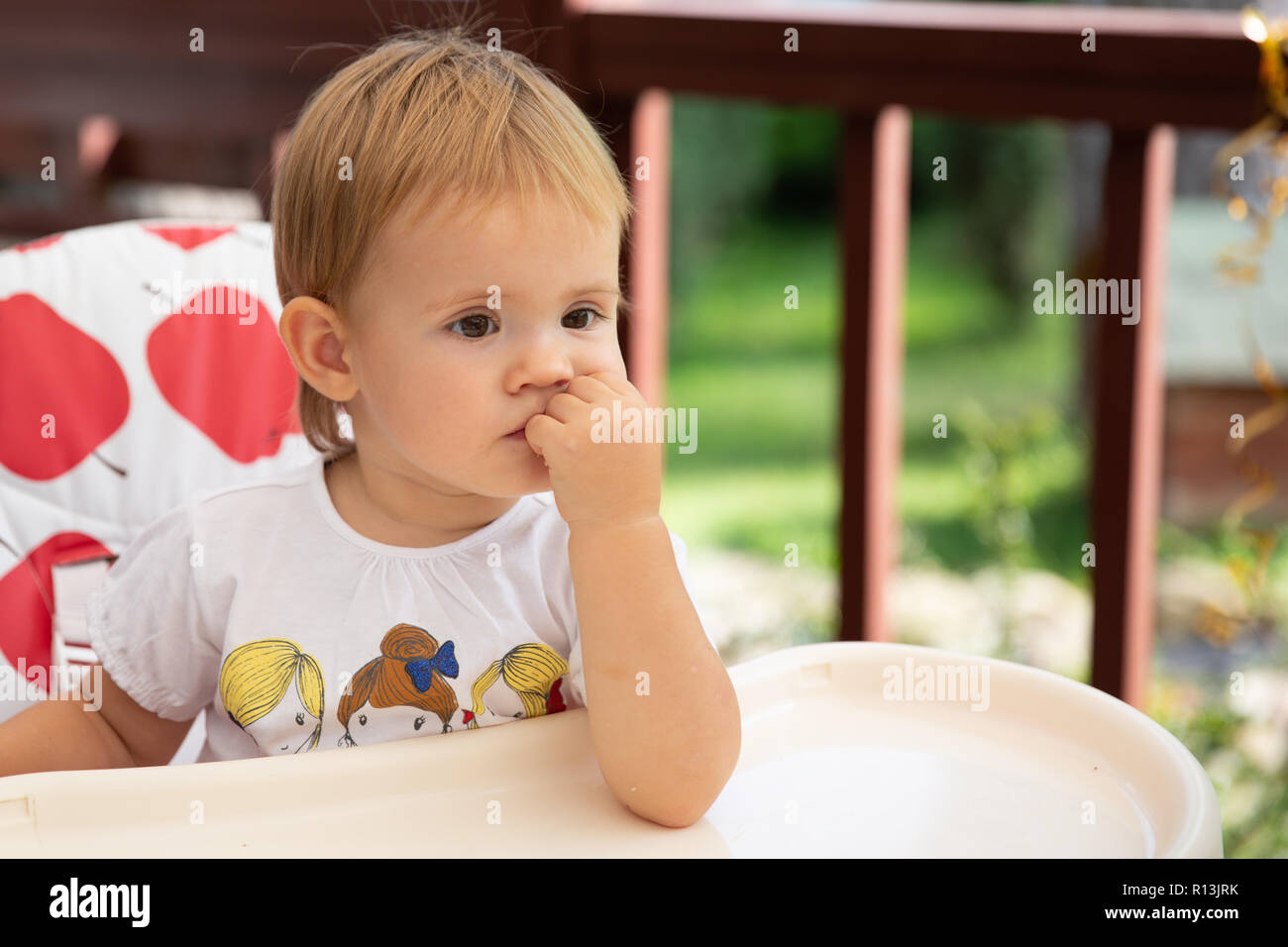 Baby Hochstuhl Sitzen Kleines Madchen Sitzt An Leere Tabelle Und