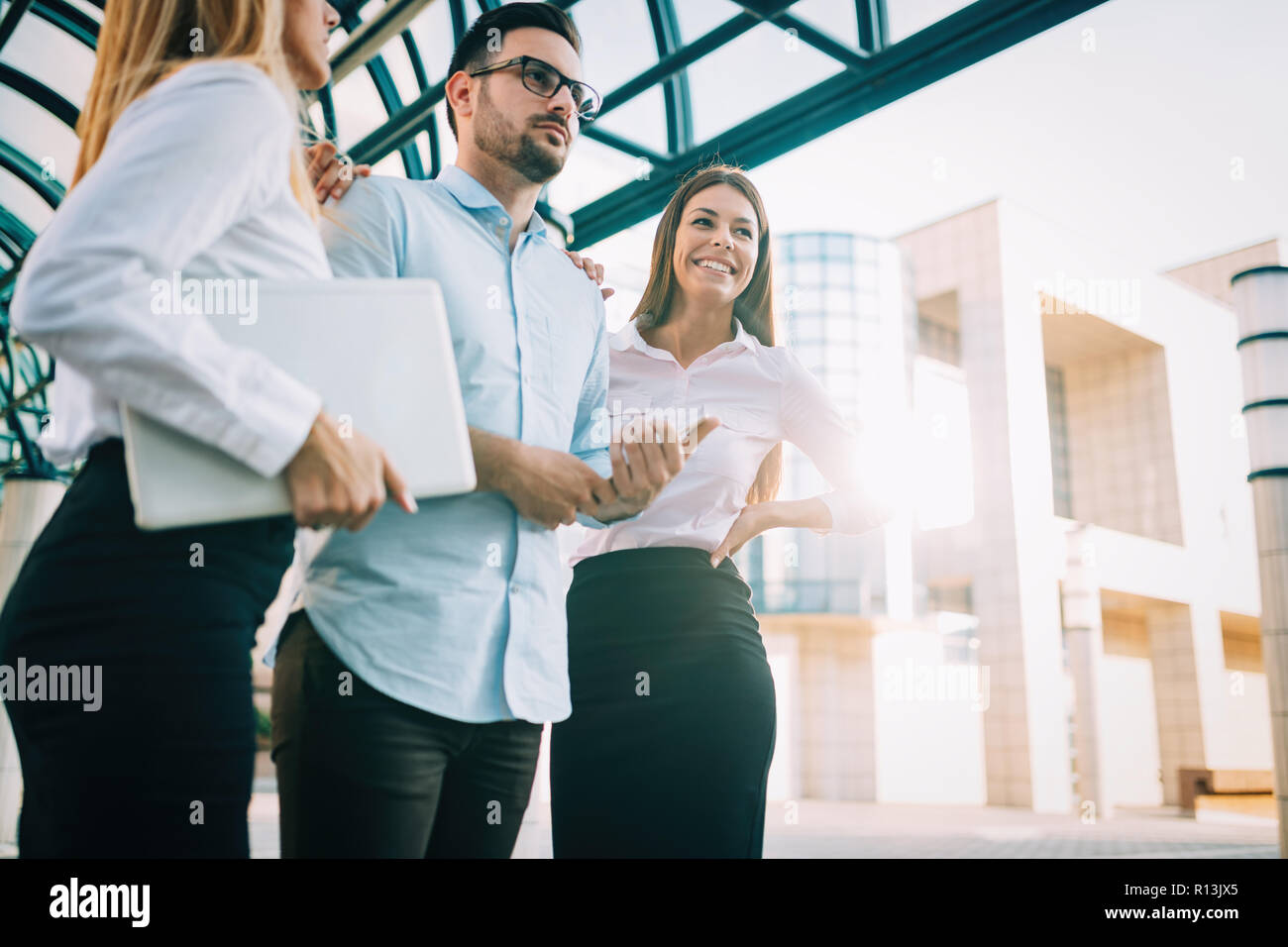 Bild von jungen attraktiven Geschäftspartner stehen Stockfoto