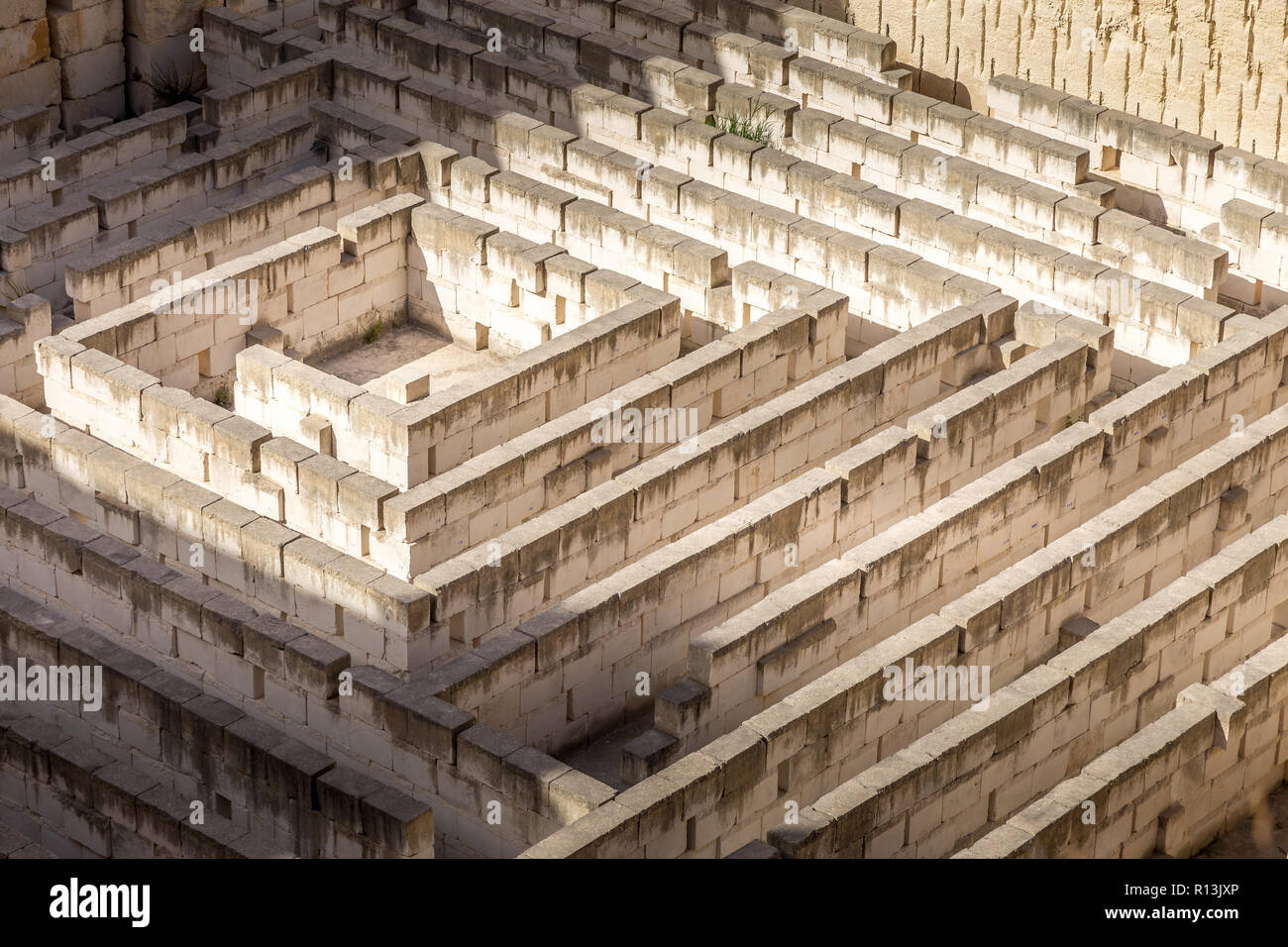 Labyrinth aus Stein: konzeptuelle für Frage, Freiheit und Reise Stockfoto