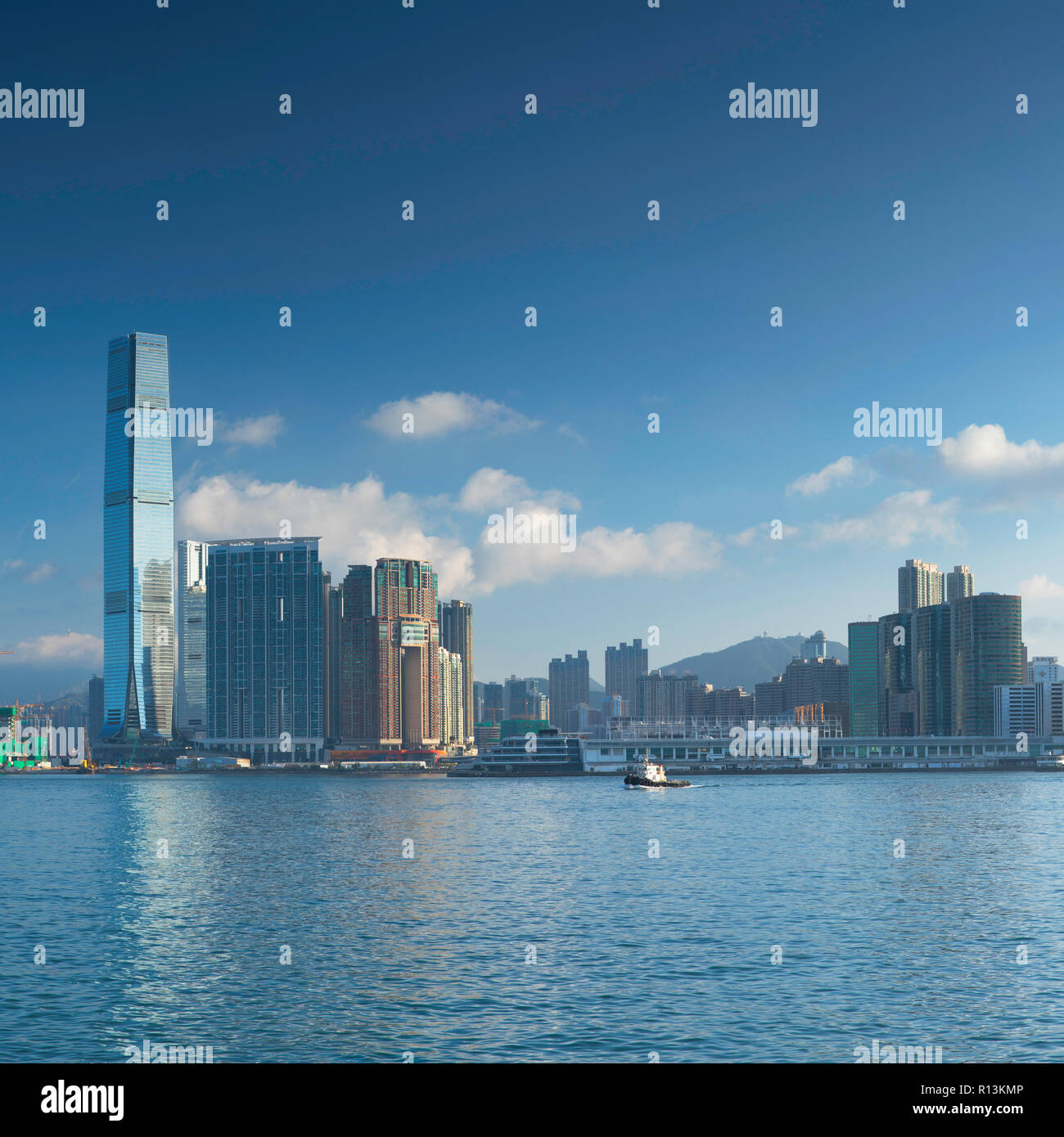 Skyline von Tsim Sha Tsui bei Sonnenaufgang, Kowloon, Hong Kong Stockfoto