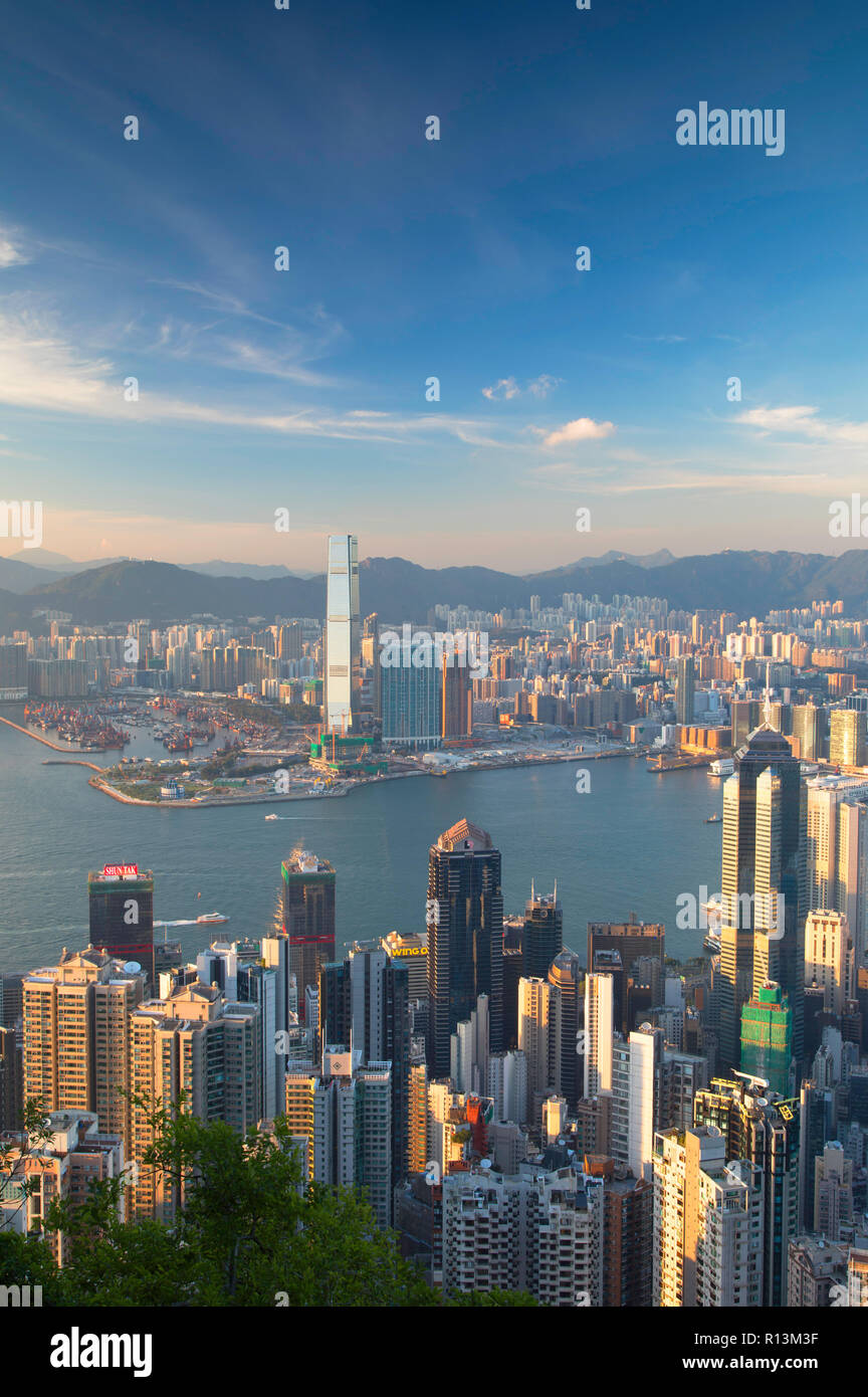 International Commerce Centre (ICC) und Kowloon vom Victoria Peak, Hong Kong Island, Hong Kong Stockfoto