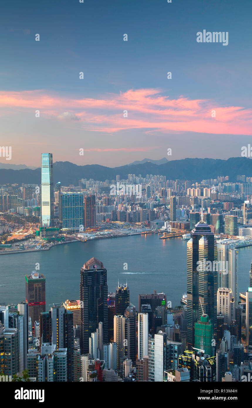 Skyline von Hong Kong Island und Kowloon von Victoria Peak bei Sonnenuntergang, Hong Kong Island, Hong Kong Stockfoto