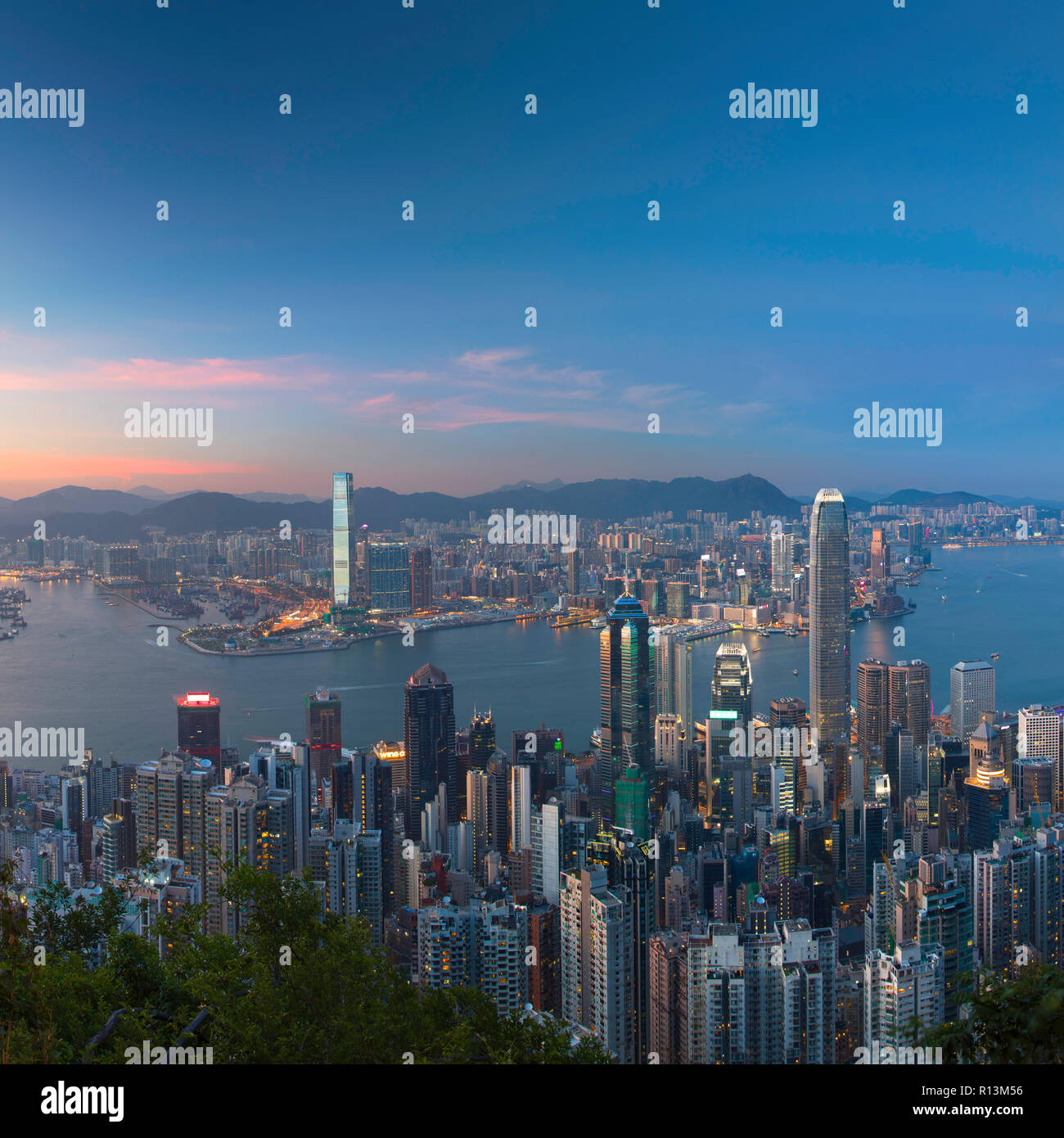 Skyline von Hong Kong Island und Kowloon von Victoria Peak bei Sonnenuntergang, Hong Kong Island, Hong Kong Stockfoto