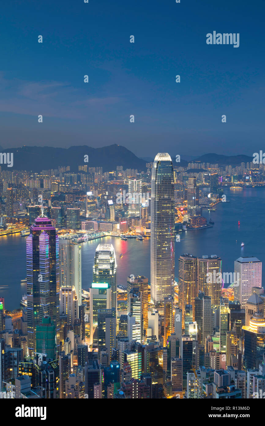 Skyline von Hong Kong Island und Kowloon von Victoria Peak bei Dämmerung, Hong Kong Island, Hong Kong Stockfoto