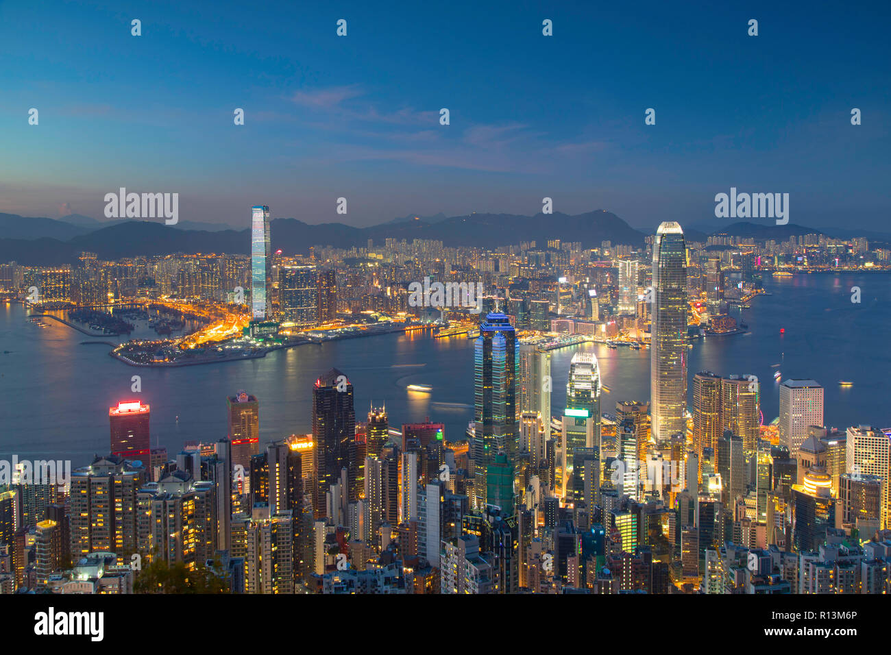 Skyline von Hong Kong Island und Kowloon von Victoria Peak bei Dämmerung, Hong Kong Island, Hong Kong Stockfoto