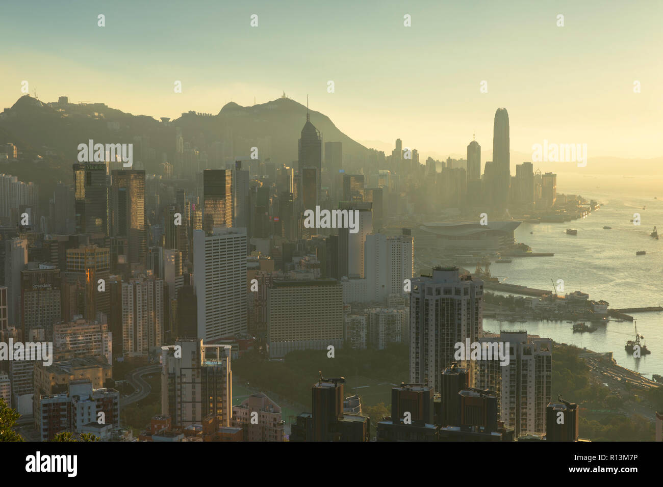 Skyline von Hong Kong Island bei Sonnenuntergang, Hong Kong Stockfoto
