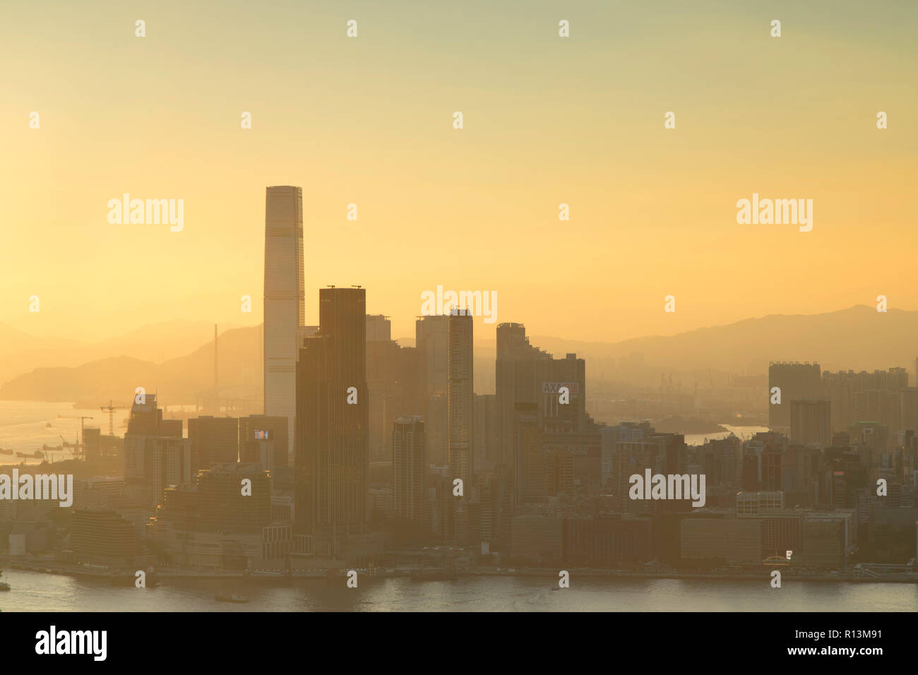 International Commerce Centre (ICC) und bei Sonnenuntergang Kowloon, Hong Kong Stockfoto