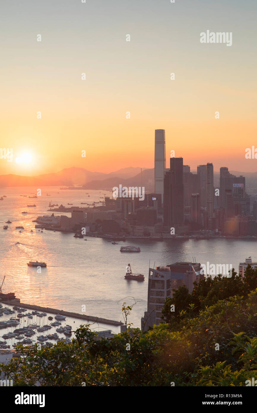 International Commerce Centre (ICC) und bei Sonnenuntergang Kowloon, Hong Kong Stockfoto